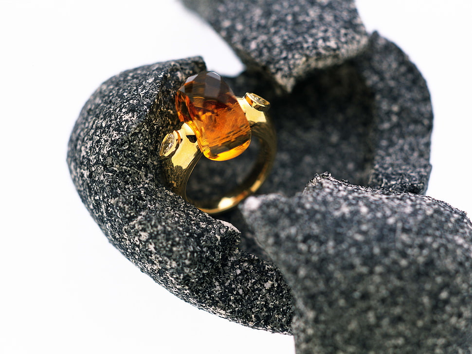 gold-colored and brown stone fragment ring HD wallpaper